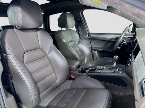 Used 2021 Porsche Macan Turbo image 35