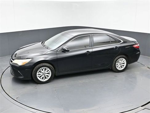 Used 2016 Toyota Camry LE image 32