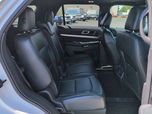 Used 2019 Ford Explorer XLT w/ Equipment Group 202A AWD/4WD image 28