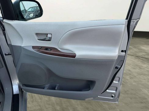 Used 2013 Toyota Sienna XLE FWD image 20