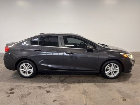 Used 2017 Chevrolet Cruze LT image 2
