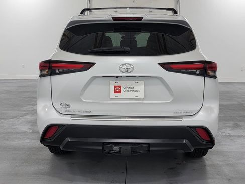 Certified 2025 Toyota Highlander XLE image 8