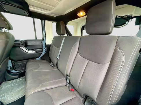 Used 2015 Jeep Wrangler Unlimited Sahara w/ Connectivity Group AWD/4WD image 12
