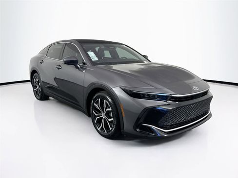 Used 2024 Toyota Crown Limited image 4