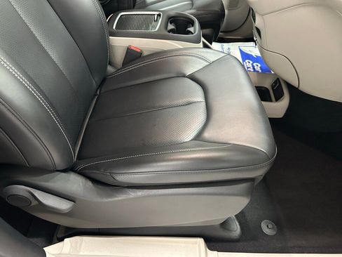 Used 2023 Chrysler Pacifica Touring-L image 61