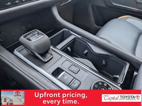Used 2025 Nissan Pathfinder SL AWD/4WD image 24