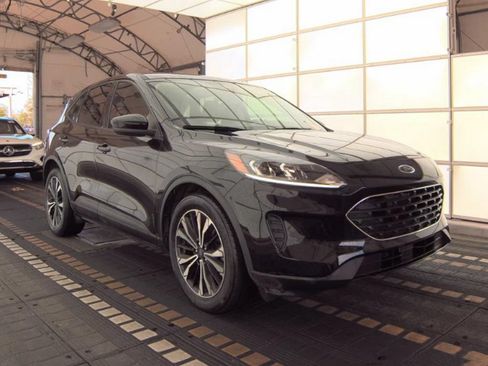 Used 2022 Ford Escape SE w/ SE Sport Appearance Package FWD image 4