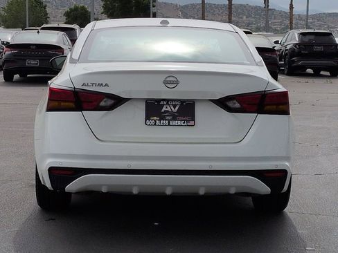 Used 2025 Nissan Altima 2.5 SV FWD image 14
