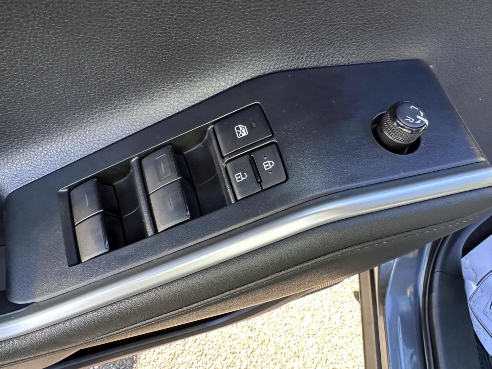 Used 2024 Toyota Highlander XLE AWD/4WD image 9