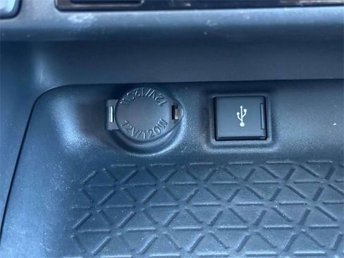 Used 2022 Toyota RAV4 SE image 32