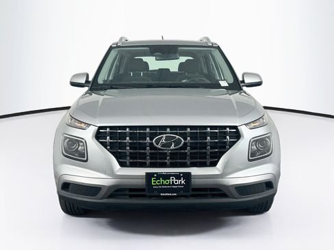 Used 2025 Hyundai Venue SEL FWD image 2