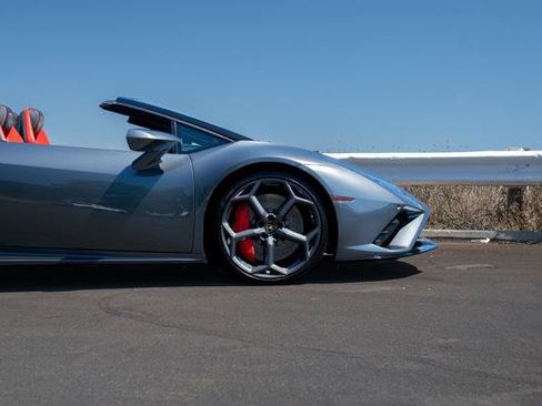 Used 2020 Lamborghini Huracan EVO RWD image 22