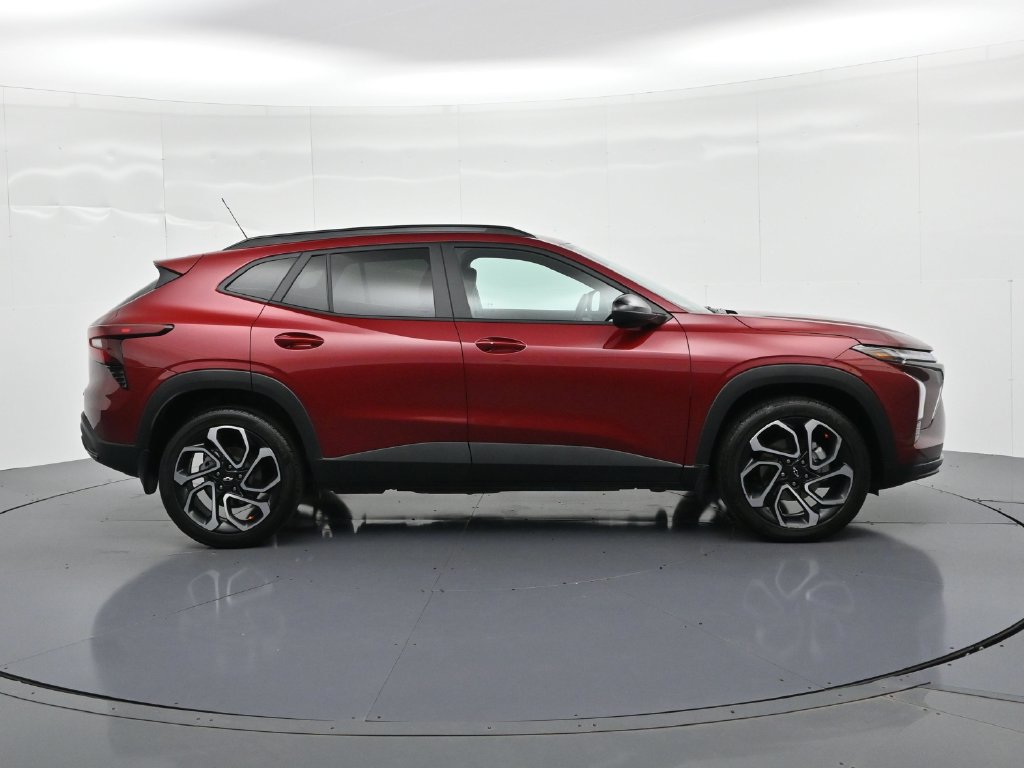 Used 2025 Chevrolet Trax RS w/ Sunroof Package FWD image 5