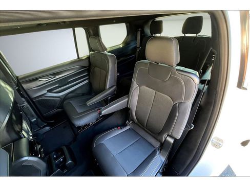 New 2025 Jeep Grand Cherokee L Laredo image 11