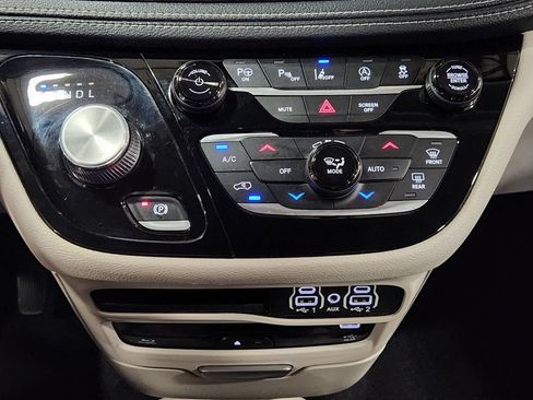 Used 2022 Chrysler Pacifica Touring-L w/ Uconnect Theater Family Group AWD/4WD image 39