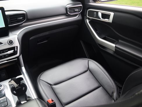 Used 2023 Ford Explorer XLT w/ Equipment Group 202A image 14