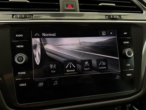 Used 2020 Volkswagen Tiguan SE w/ Panoramic Sunroof Package image 27