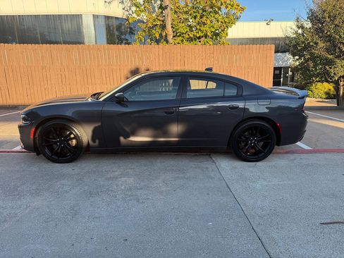Used 2017 Dodge Charger R/T w/ Blacktop Package RWD image 3