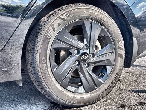 Used 2023 Hyundai Elantra SEL image 18
