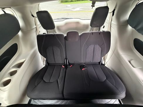 Used 2020 Chrysler Voyager L FWD image 20
