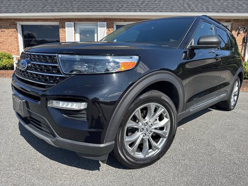 Used 2020 Ford Explorer XLT w/ Equipment Group 202A AWD/4WD image 16