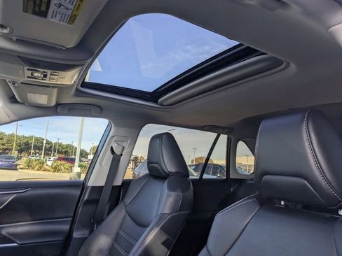 Used 2021 Toyota RAV4 XLE Premium image 27