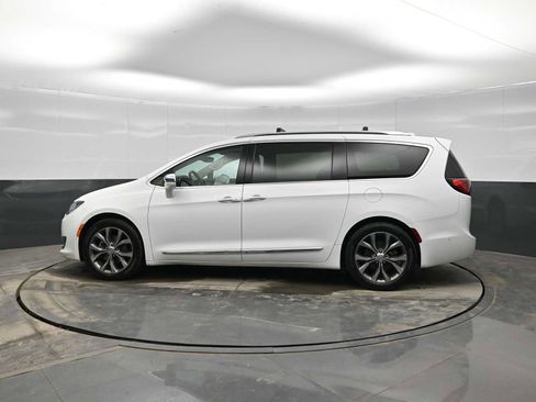 Used 2017 Chrysler Pacifica Limited w/ UConnect Theater Package image 5