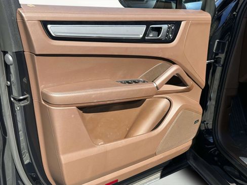 Used 2023 Porsche Cayenne Platinum Edition image 25
