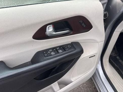 Used 2017 Chrysler Pacifica Limited FWD image 9