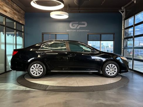 Used 2014 Toyota Camry LE FWD image 2
