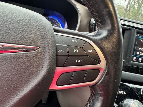 Used 2019 Chrysler Pacifica Touring-L image 25