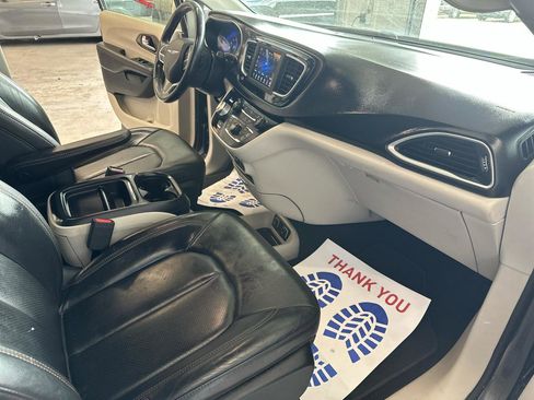 Used 2018 Chrysler Pacifica Touring-L FWD image 17