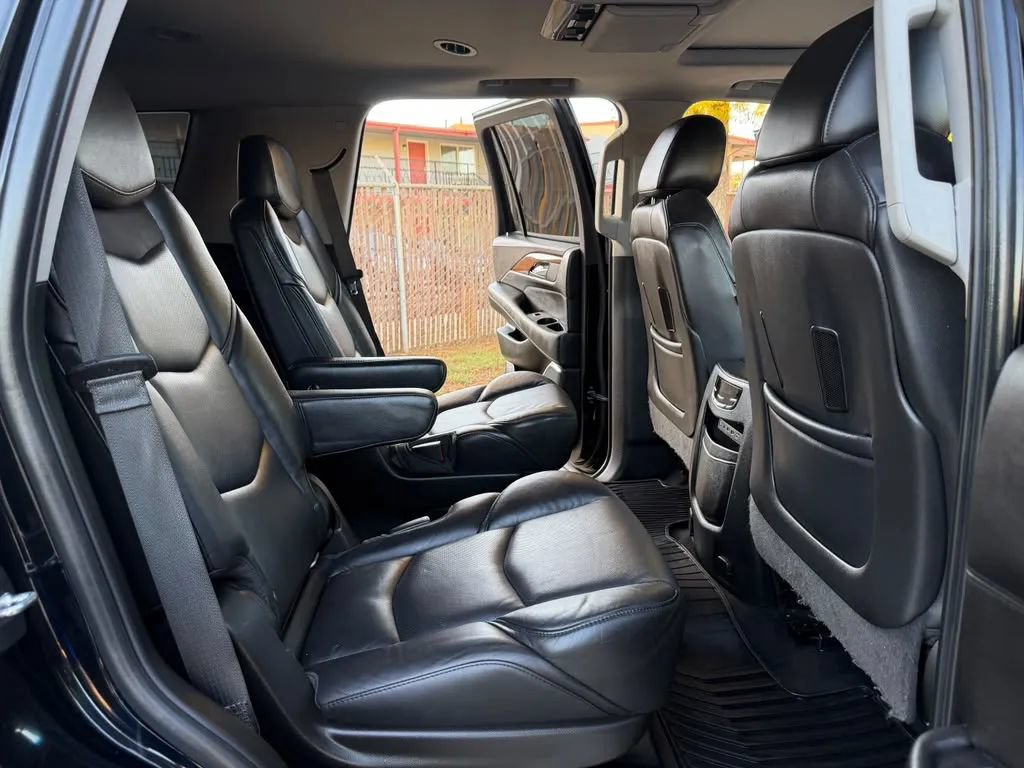 Used 2018 Cadillac Escalade Premium Luxury RWD image 17