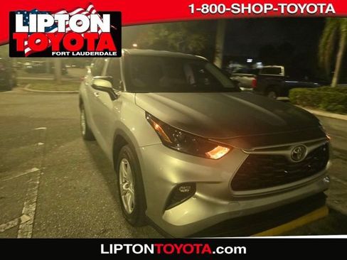 Used 2023 Toyota Highlander LE image 1