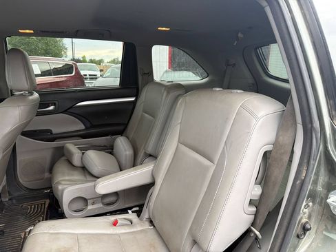 Used 2017 Toyota Highlander XLE w/ Carpet Mat Package AWD/4WD image 12