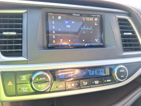 Used 2017 Toyota Highlander XLE image 27