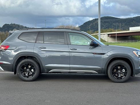 New 2025 Volkswagen Atlas Peak Edition SE image 2