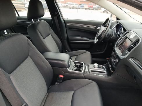 Used 2022 Chrysler 300 Touring w/ Sport Appearance Package image 42