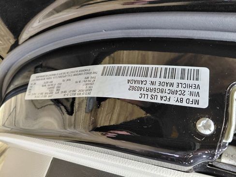 Certified 2024 Chrysler Pacifica Touring-L FWD image 5