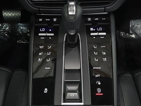 Certified 2025 Porsche Macan AWD/4WD image 19