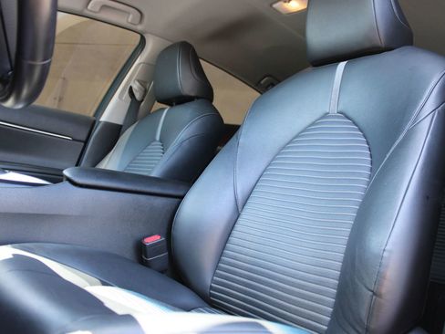 Used 2018 Toyota Camry SE FWD image 10
