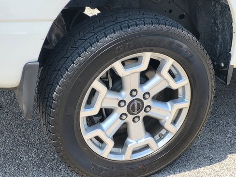 Used 2024 Nissan Titan SV w/ SV Convenience Package image 8