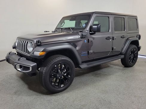 Used 2025 Jeep Wrangler Unlimited Sahara AWD/4WD image 3