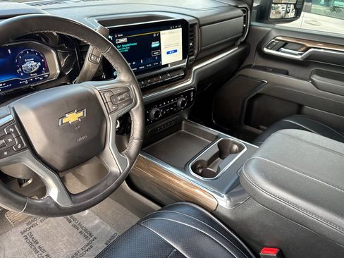 Used 2024 Chevrolet Silverado 2500 LT w/ Convenience Package image 4