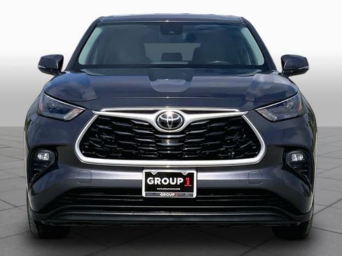 Used 2022 Toyota Highlander LE FWD image 4