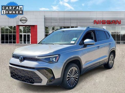 Used 2025 Volkswagen Taos SE FWD image 3