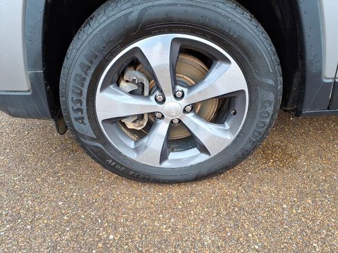 Used 2019 Jeep Cherokee Limited AWD/4WD image 9