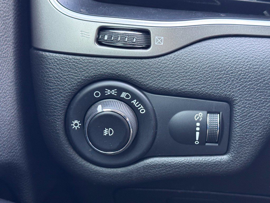 Used 2019 Jeep Cherokee Latitude w/ Popular Appearance Group AWD/4WD image 30