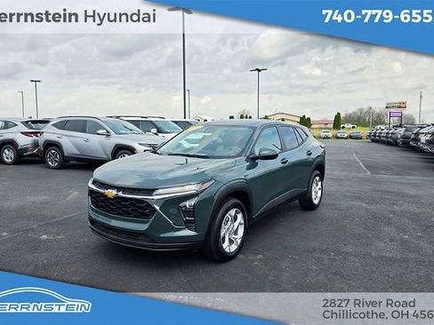 Used 2025 Chevrolet Trax LS w/ LS Convenience Package image 3