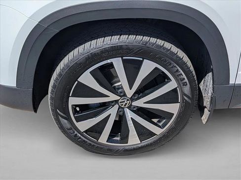 Used 2024 Volkswagen Taos SE image 15
